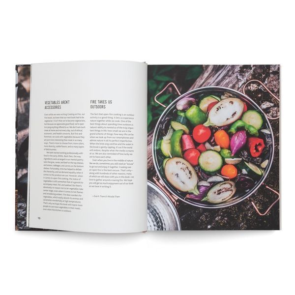 Cooking Greens on Fire: Vegetarian Recipes for the Dutch Oven and Grill F014738 фото